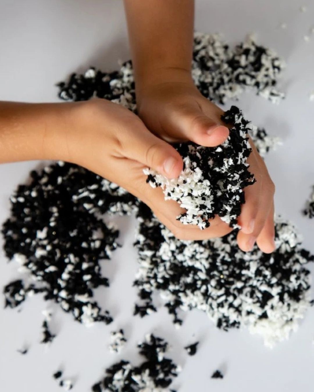 Playfoam Puffle – Twist Hmota černá a bílá